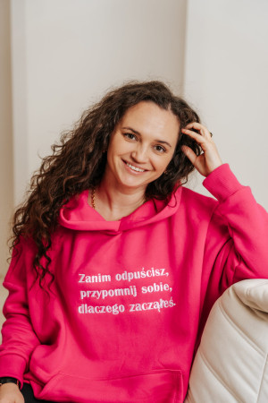 fuksjowa bluza z haftem