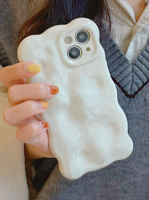 białe pofalowane etui Iphone 15