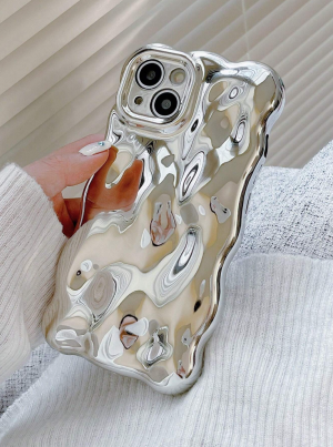 srebrne pofalowane etui Iphone 15