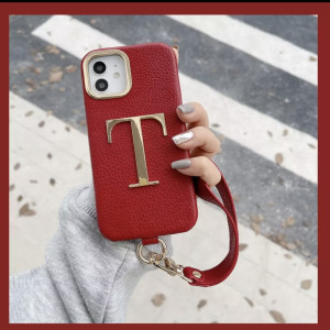 Czerwone etui z paskiem metalową literką Iphone 15 PRO