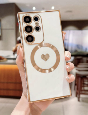 Białe etui z serduszkiem magsafe Iphone 15 pro