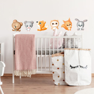 Tiere über dem Babybett
