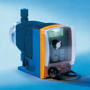 Magnet-Membrandosierpumpe aus Edelstahl - regelbar max. Förderleistung: 4,4 l/h / max. Gegendruck: 10 bar / Fördervolumen: 0,41 ml/Hub / max. Saughö