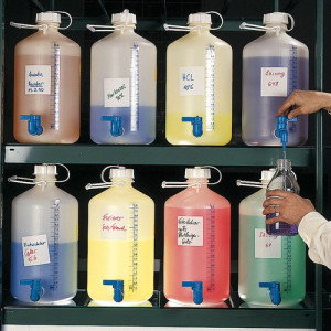 Lagerflasche aus HDPE Inhalt: 25 l / Außen-: 275 mm / Höhe: 580 mm / Gewindestutzen: ohne / Einheit: 1 Stück