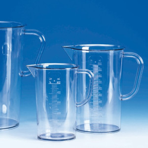 Henkelbecher aus SAN - transparent Inhalt: 2.000 ml / Außen-: 150 mm / Höhe: 215 mm / Graduierung: 20 ml / Einheit: 2 Stück