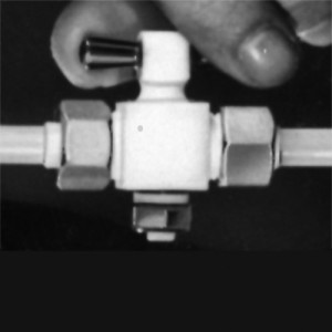 Absperrhahn aus PTFE für gleiche Schlauchgrößen mit Überwurfmutter aus Edelstahl Rohr Außen-: 5/16" Zoll / NW: 4 mm / h: 31 mm / H: 52 mm / L: 59 m