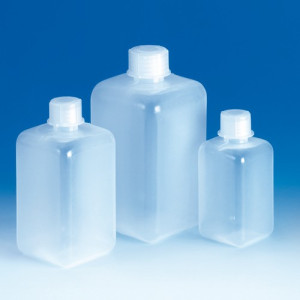 Enghals-Hochschulterflasche aus LDPE - quadratisch Inhalt: 500 ml / Abmessung: 90 x 90 mm / Höhe: 106 mm / Außengewinde: GL28 / Einheit: 6 Stück