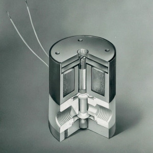 3/2-Wege-Mini-Magnetventil aus PTFE Innenvolumen: 27 &micro;l / NW: 1 mm / Spannung: 12= Volt / Innengewinde: UNF 10-32 / Einheit: 1 Stück / Funktio