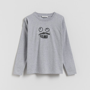 Longsleeve z nadrukiem - 116 (5-6 lat) - jasnoszary - chłopcy - Reserved - 039FI-09M