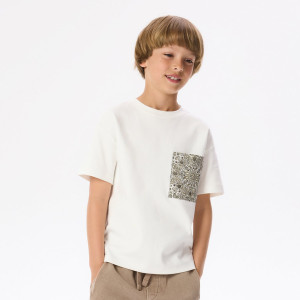 T-shirt z kieszonką z autorskim nadrukiem - 146/152 (10-11 lat) - biały - chłopcy - Reserved - 339JV-00X