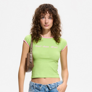 Dopasowany t-shirt z napisem - M - limonkowy - damska - Reserved - 676LD-72X