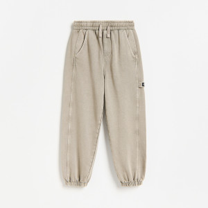 Joggery baggy z efektem sprania - 134 (8 lat) - beżowy - chłopcy - Reserved - 736JU-80X