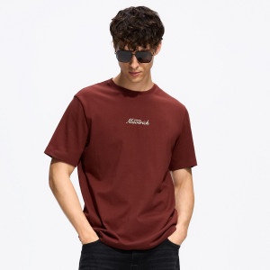 T-shirt regular z nadrukiem - L - bordowy - męska - Reserved - 748JM-83X