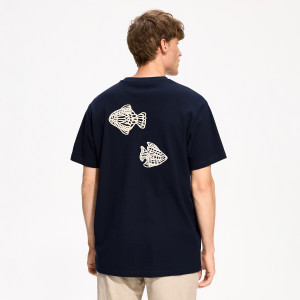 T-shirt comfort z haftem na plecach - L - granatowy - męska - Reserved - 851JM-59X