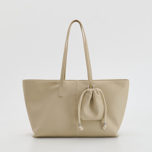 Torebka shopper z zawieszką - ONE SIZE - kremowy - damska - Reserved - 857FC-12X