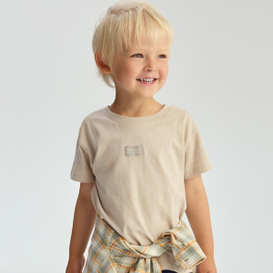 T-shirt z naszywką - 110 (4-5 lat) - beżowy - chłopcy - Reserved - 927IX-08X