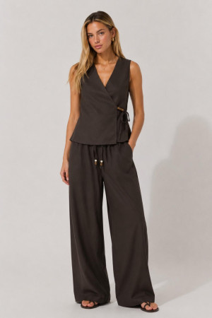 Only bruine dames vest   V-hals   Regular fit   Strikkoordsluiting   Duurzaam   Mouwloos Bruin 38
