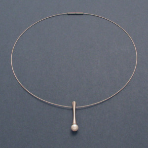 Kette mit Perle am Stab - weiße Zuchtperle - Edelstahl - stahlgrau