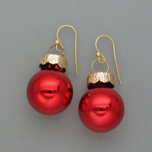 Damenohrhänger Weihnachtskugel, rot, Größe: 2 cm, montiert auf 0,8 mm starkem goldplattiertem Silberdraht