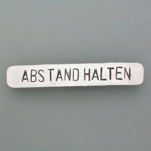Silber-Brosche Abstand halten - vergoldetes Silber - aktuell
