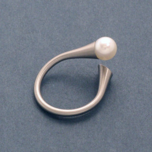 Ring mit Perle am Stab - weiße Zuchtperle - Edelstahl - stahlgrau