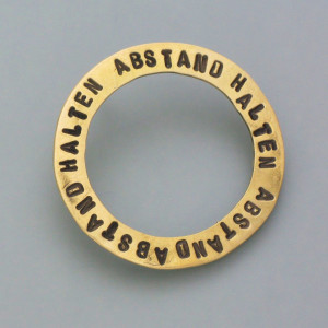 Pin aus Messing Abstand halten - gold - aktuell - geschwärzt