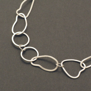 Lange Silber-Kette Unregelmäßige Ösen - aktuell - matt