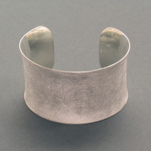 Silber-Armreif konkav - dynamisch - eismattiert