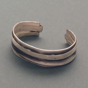 Armreif Barbara, geschwärzt - Silber - ausgewogen - matt