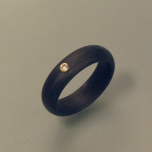 Ring aus Carbon mit Brillant