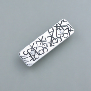 Brosche Buchstabensalat 2.0 - Aluminium - silber - dezent