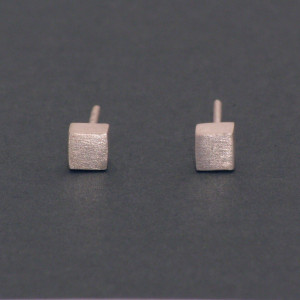 Silberne Würfel -Ohrstecker, Größe 4 mm, montiert auf 0,8 mm starkem Silberdraht