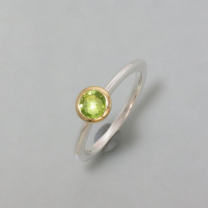 zarter Peridot-Ring, goldplattiert