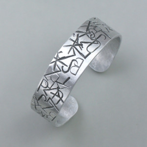 Armreif Buchstabensalat 2.0 - Aluminium - silber - dynamisch