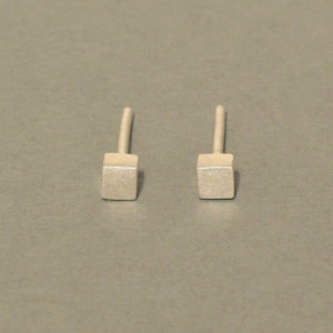 Würfelohrstecker Silber, klein - dynamisch - matt
