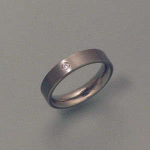 Titan-Ring mit Brillant