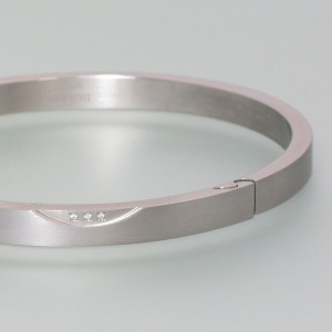 Armspange Titan mit 3 Brillant-En - silber - dezent - matt