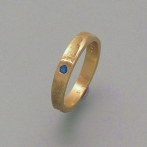 Gussring Gold mit Saphir