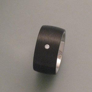 Carbon-Ring 12 mm breit mit Brillant