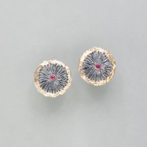 Ohrstecker Patina mit Rubin - vergoldetes Silber - schwarz - edel