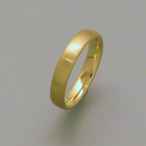 Gold-Ring mit ovalem Profil