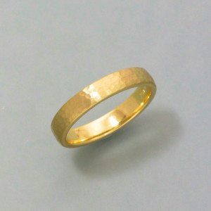 Goldring mit feinem Hammerschlag - Gelbgold