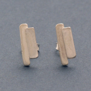 Kleine Ohrstecker Barbara, weiß gesiedet - Silber - ausgewogen - matt