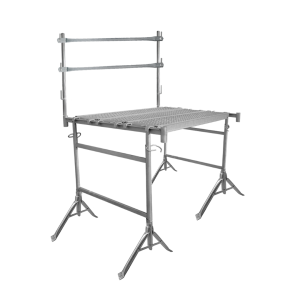 Set von Baugerüsten mit Podesten und Geländern