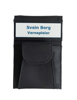 SKILTMAPPE MED NAVNESKILT - NYLON