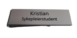 Navnskilt med klemmefeste - Sølv/svart