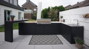 Outdoorküche KAARL 025 mit Flammkraft Block D, drehbarer Tresen, Kühlschrank ...