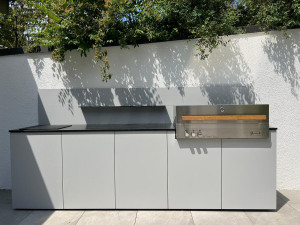 Outdoorküche KAARL 029 mit Flammkraft Block D, Naturstein, Spüle & Nischenrüc...