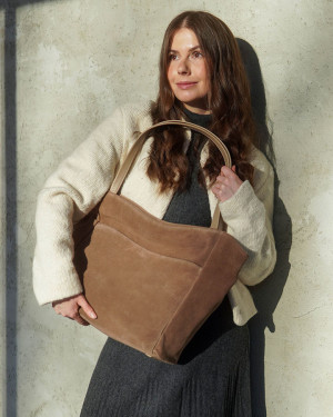 OKAZJA. Duża torebka shopper zamszowa z kieszenią zewnętrzną ciemny beż – Marco Mazzini