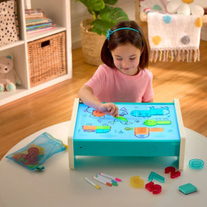 Edukacyjny podświetlany stolik do rysowania dla dziecka 71 elementów Look & Shine B.Toys- sklep z zabawkami online